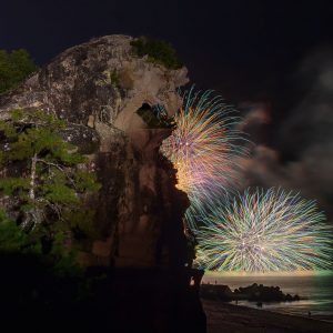 獅子岩と花火の共演