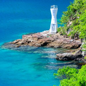 青い海と白亜の灯台