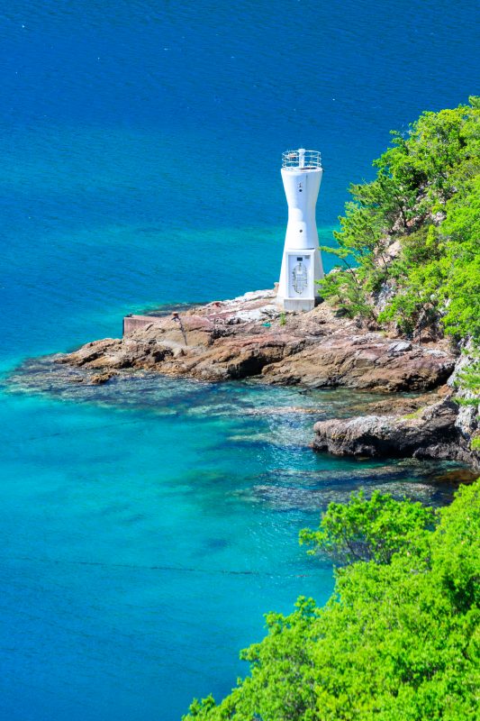 青い海と白亜の灯台