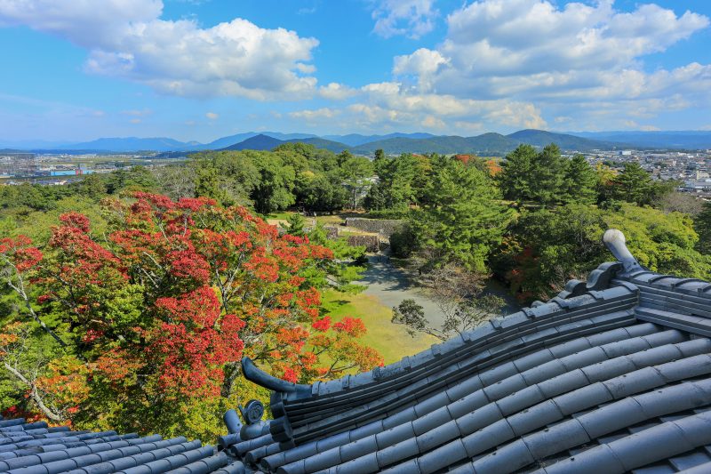 伊賀上野城の展望窓から津方面を見渡す