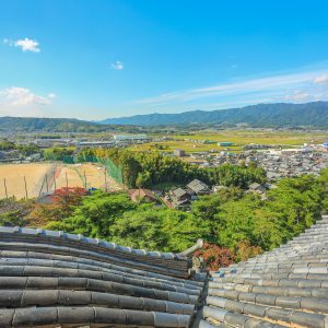伊賀上野城の展望窓から京都方面を見渡す