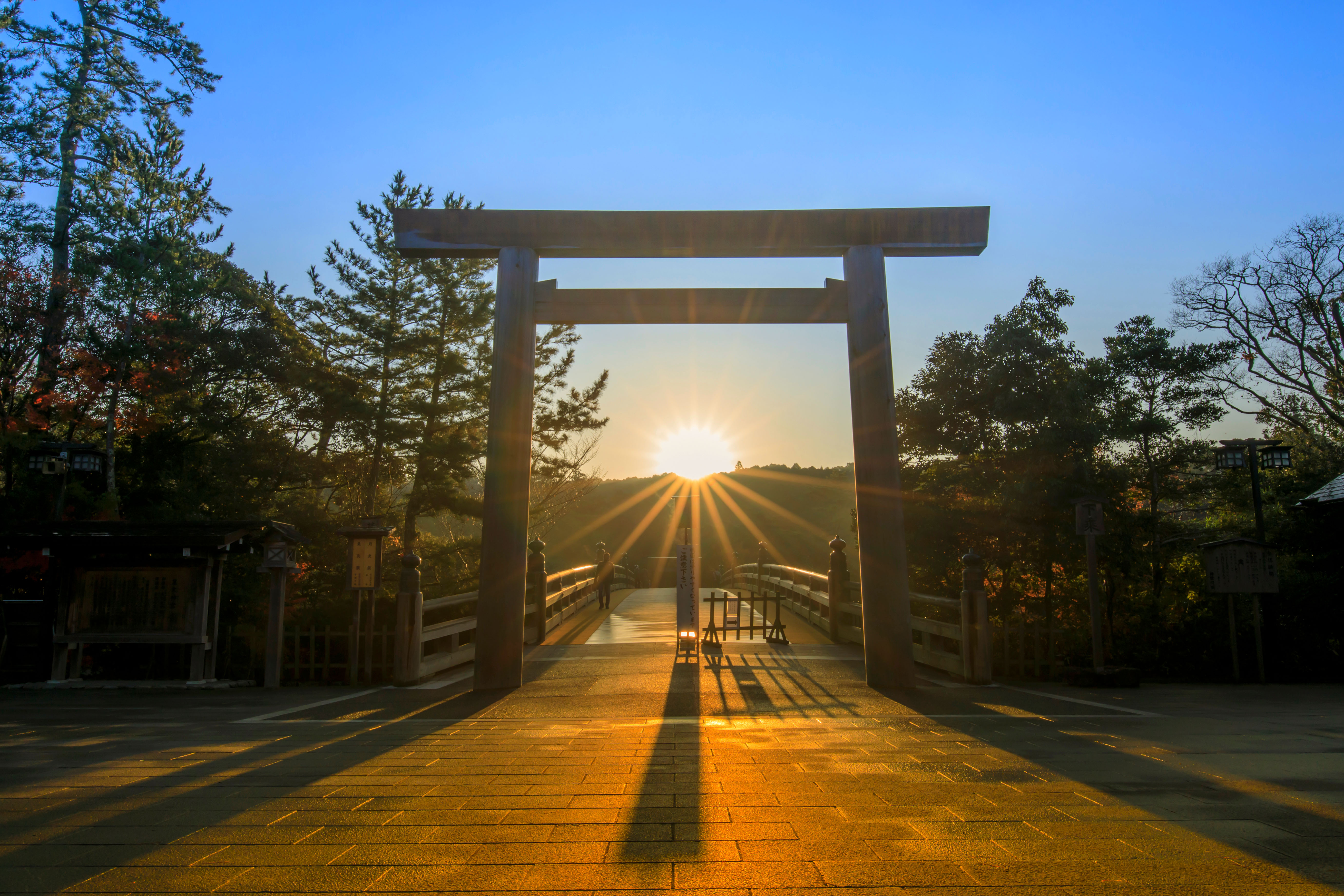 伊勢神宮の写真 宇治橋から望む朝日 三重の風景写真なら三重フォトギャラリー