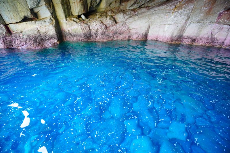 青の洞窟で輝く海