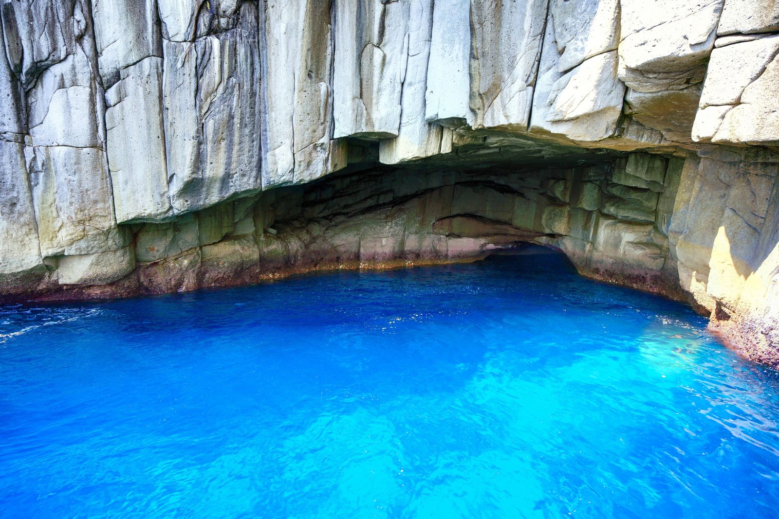 光り輝く青の洞窟