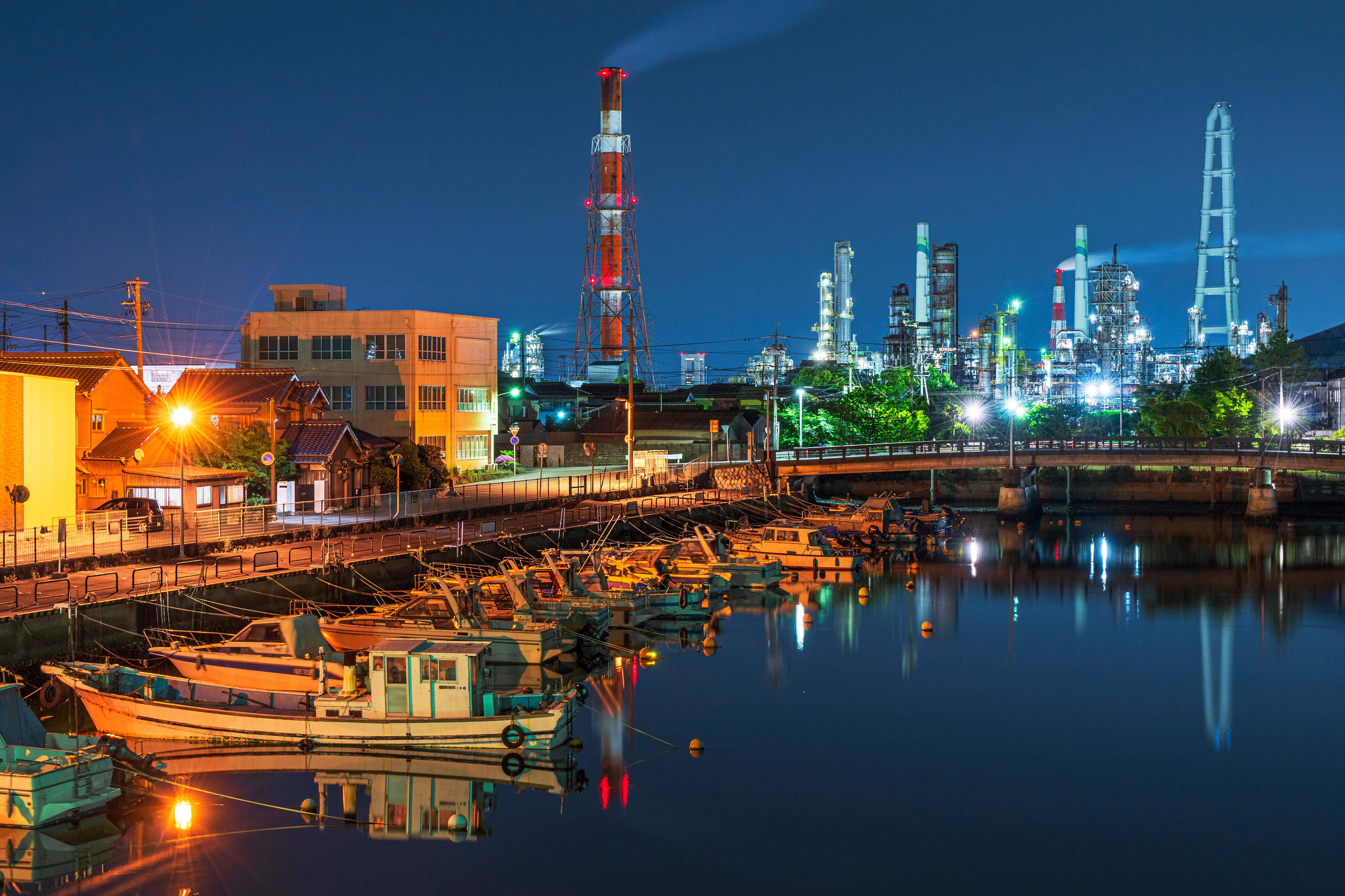 四日市コンビナートの写真 船と工場夜景 三重県の無料写真は三重フォトギャラリー