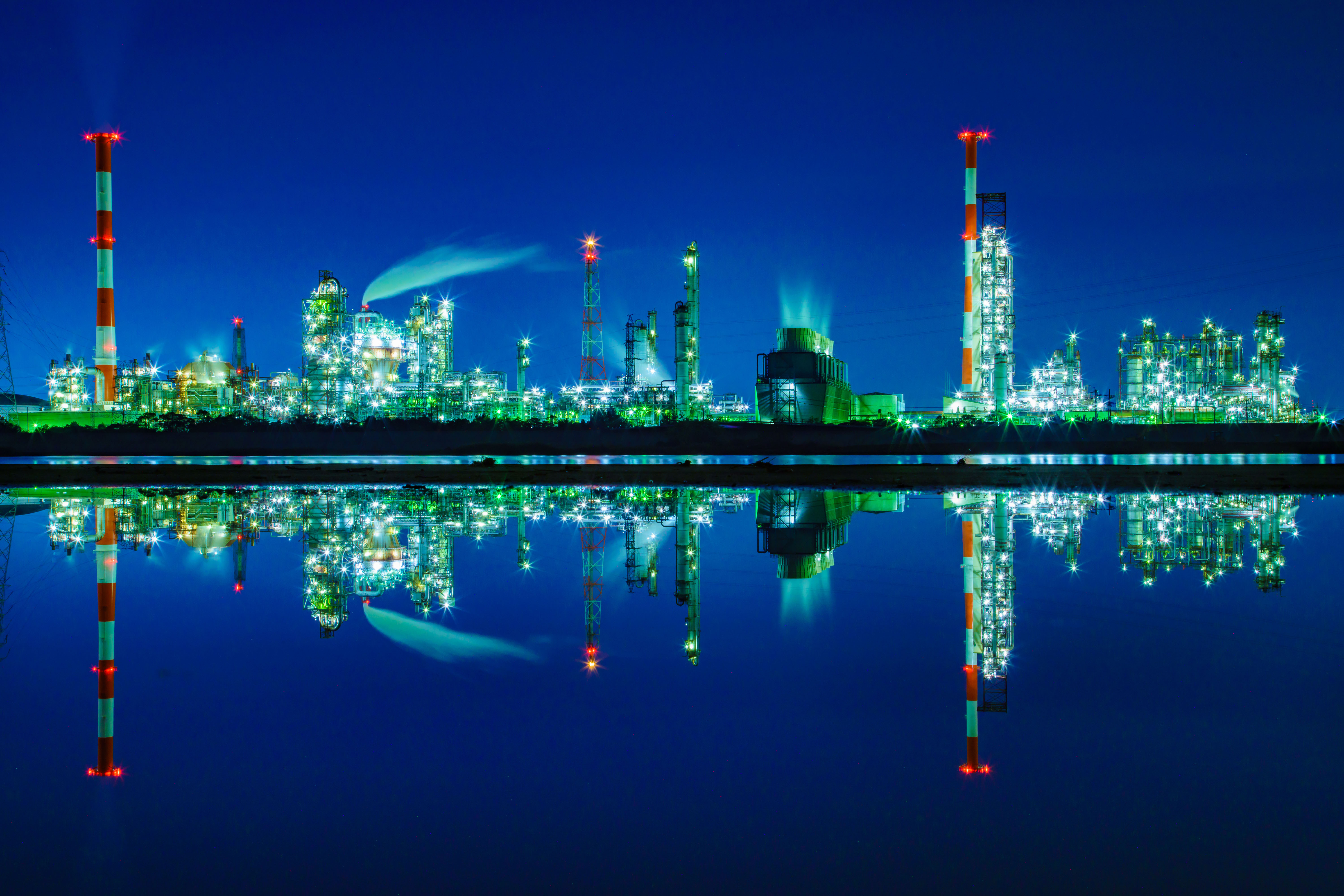 四日市コンビナートの写真 水面鏡の工場夜景 高画質な三重の風景写真は三重フォトギャラリー