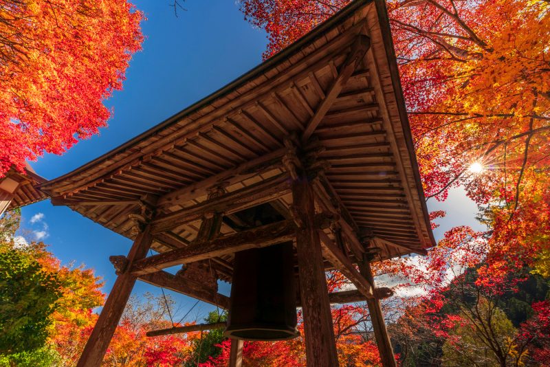 八角銅鐘と秋景色