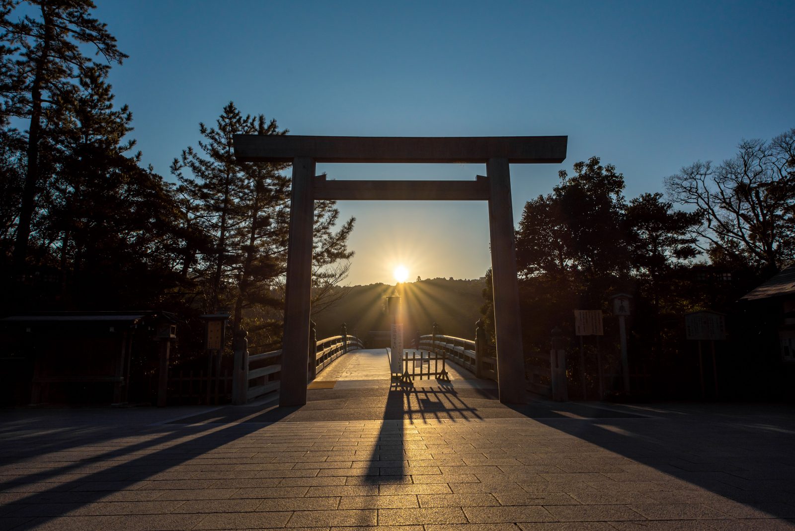 伊勢神宮の写真「宇治橋の朝日」 | 三重の風景写真なら三重フォト 