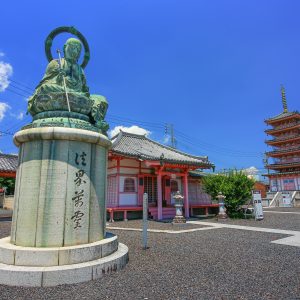 地蔵菩薩像と五重塔