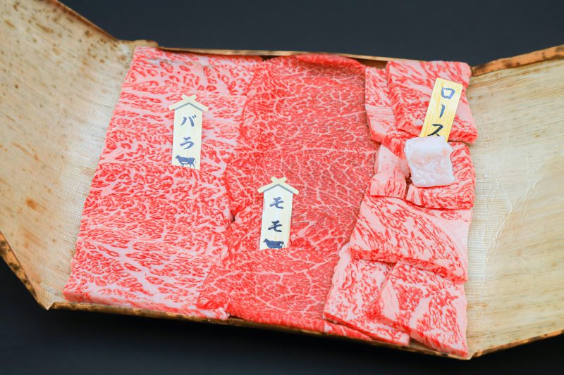 包み紙から開封された肉