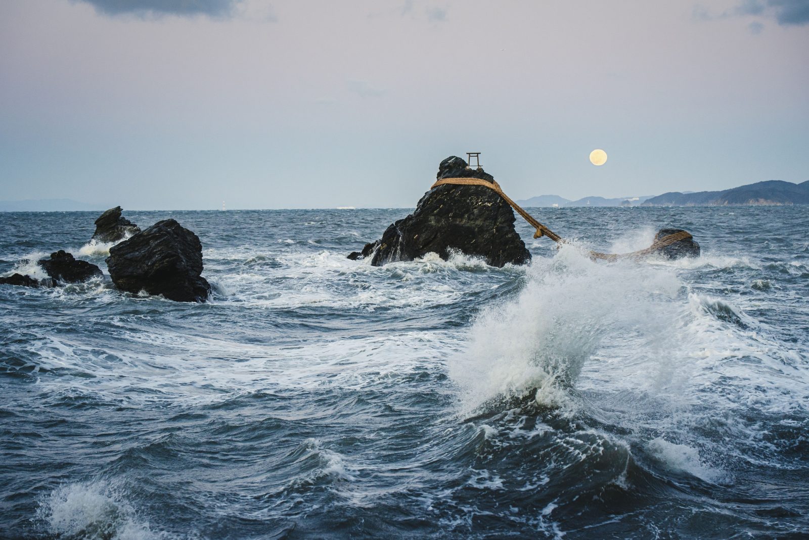 夫婦岩から見る満月